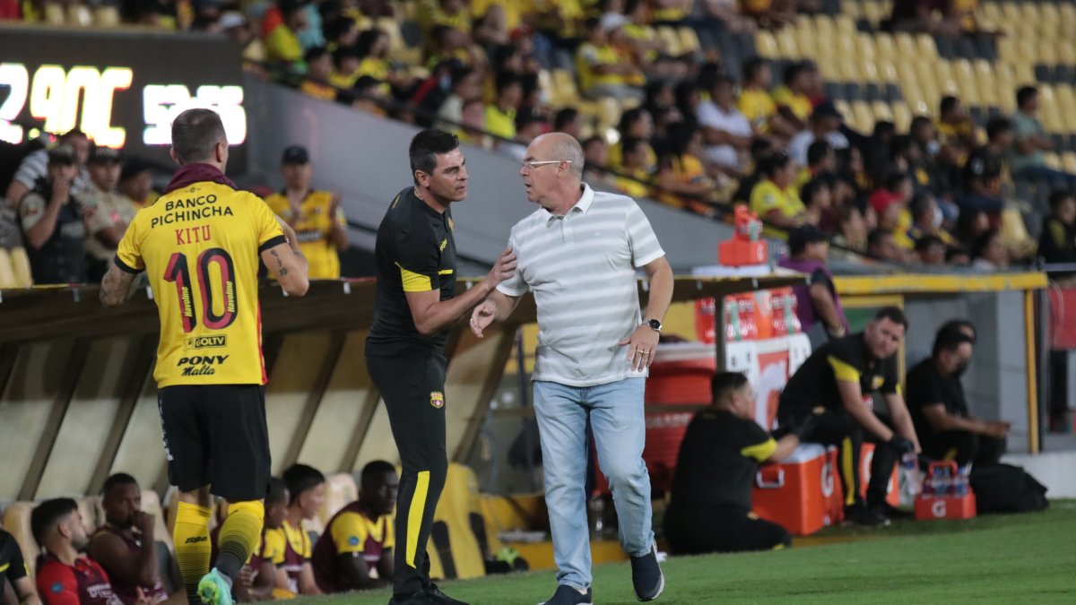 Jorge Célico (d), entrenador de Barcelona, conversa con sus asistente Christian Gómez, durante el empate 2-2 ante 9 de Octubre.