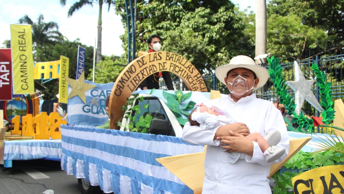 Festividad. Familias enteras asistieron al desfile a ver a sus parientes que participaron en él, o para disfrutar del mismo después de dos años de pausa.