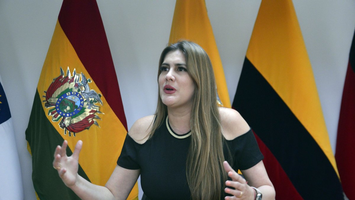 Es parlamentaria andina. En junio pasado se desafilió del Partido Social Cristiano (PSC) por discrepancias con algunos militantes.