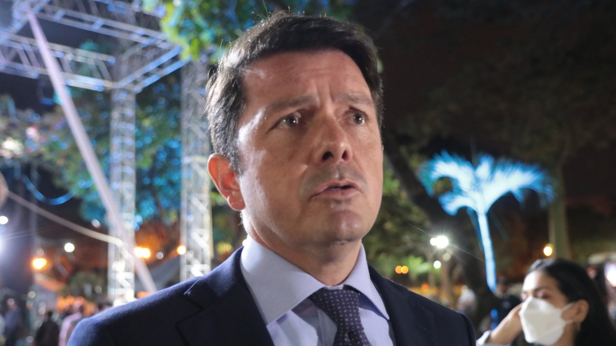 Funcionario. El ministro Jiménez atiende a EXPRESO.