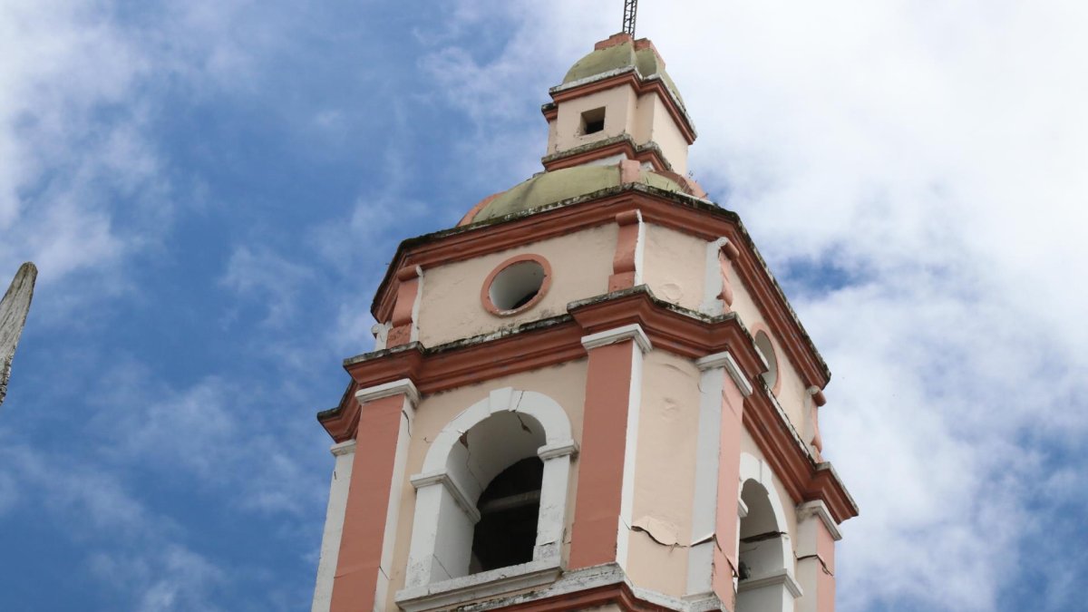 Fotografía de la Iglesia Matriz de San Gabriel (Montúfar - Carchi) afectada tras el sismo que se presentó este lunes de magnitud 5,2 en la escala de Richter.