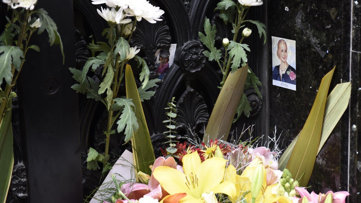 Vista hoy de flores en la tumba de Eva Perón, durante la conmemoración de su 70 aniversario luctuoso en el cementerio de Recoleta, en Buenos Aires (Argentina).