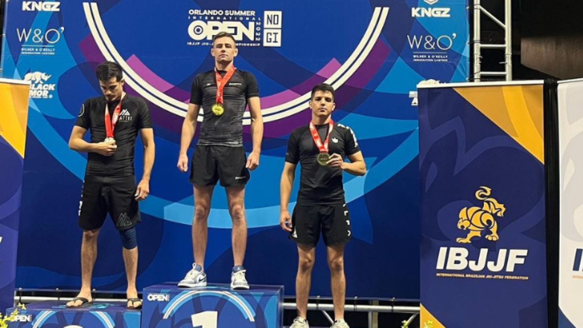 Daniel Giler (Derecha) consiguió su lugar en el podio tras ganar un combate. No pudo pelear la seminifinal debido a una lesión de rodilla.