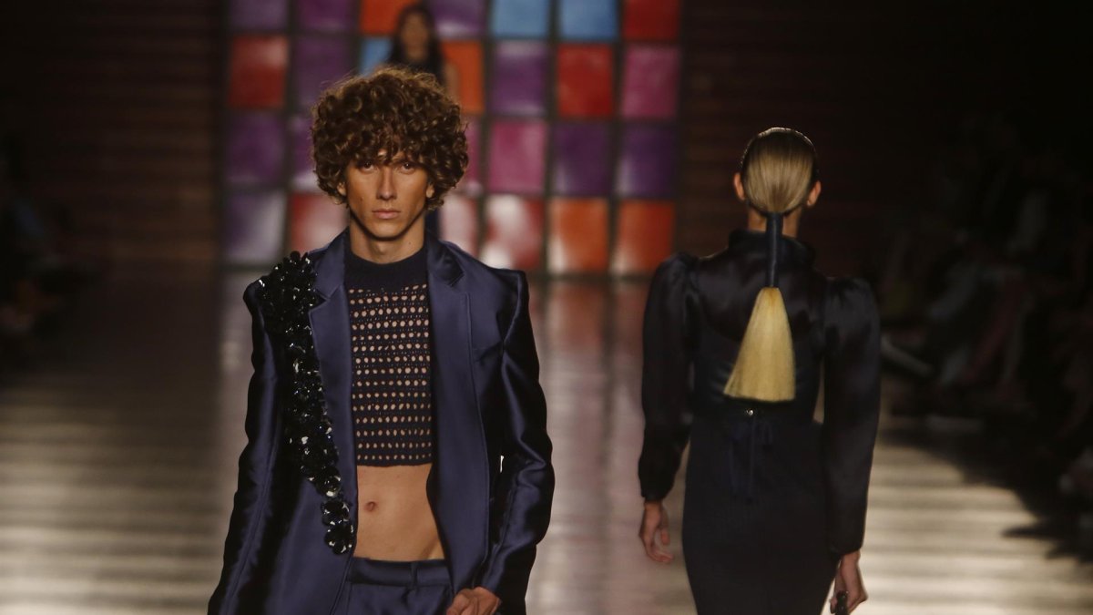 Modelos desfilan un diseño del colombiano Juan Pablo Socarras durante la pasarela 'A-Mar' del proyecto Historias hechas a mano, hoy en el desfile inaugural de Colombiatex + Colombiamoda 2022 en Medellín