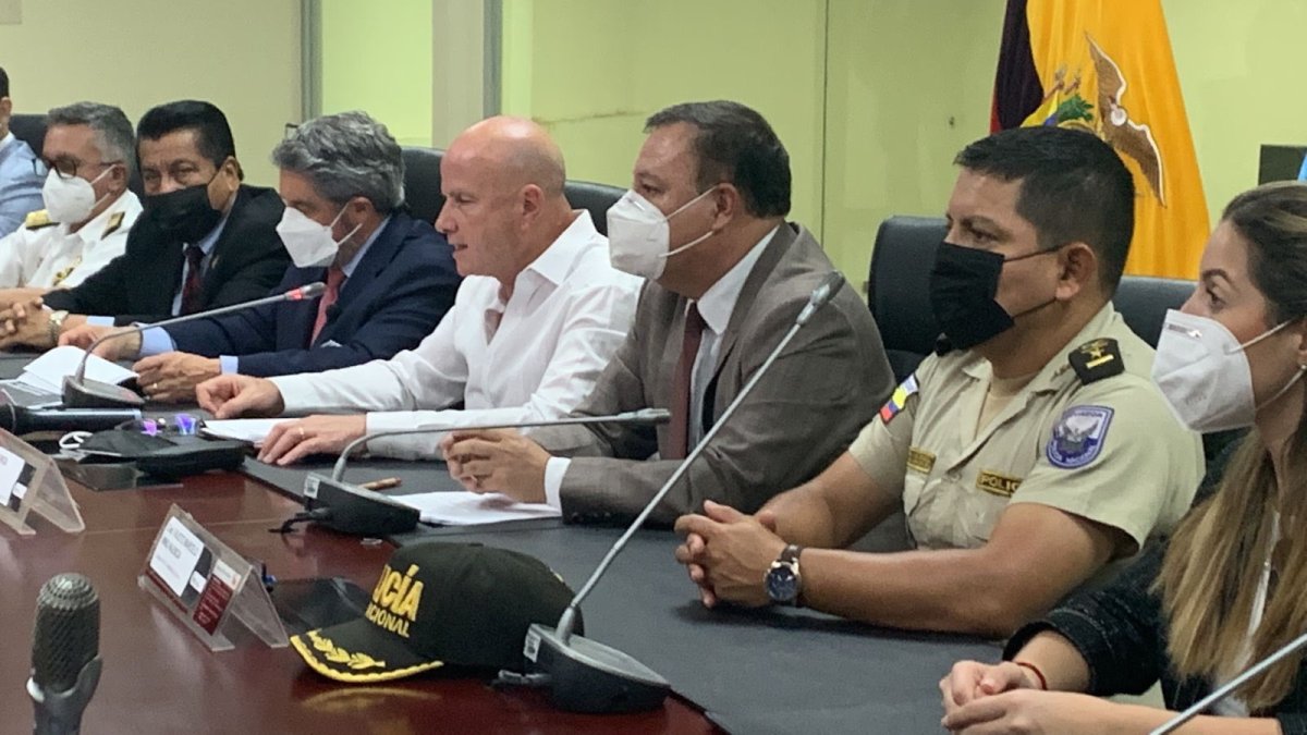 El vicepresidente Alfredo Borrero (centro, de blanco) y otras autoridades durante la rueda de prensa del COE nacional de este martes 26 de julio de 2022