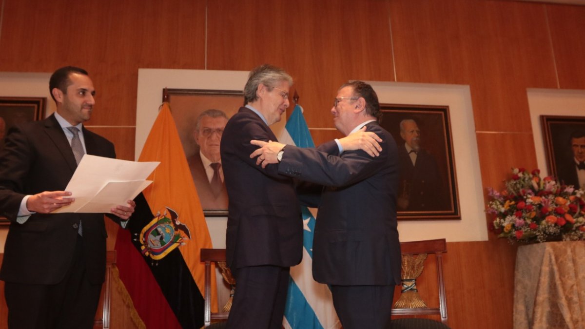 El presidente de la República, Guillermo Lasso, condecoró al director Galo Martínez Leisker.