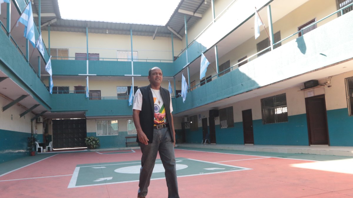 La obra. El padre Simón camina por el patio de una de sus grandes complejos educativos que ha levantado en estos 20 años en varios puntos de la ciudad.