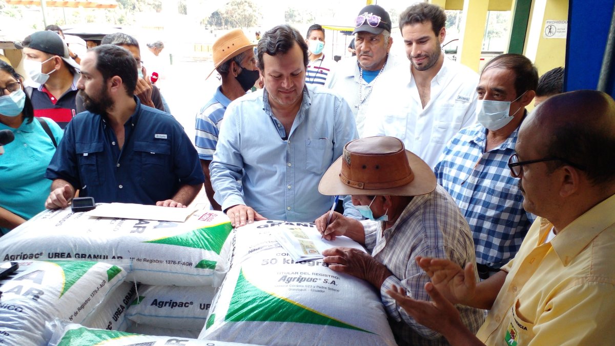 Ayuda. Ayer el Ministerio de Agricultura empezó a entregar urea.