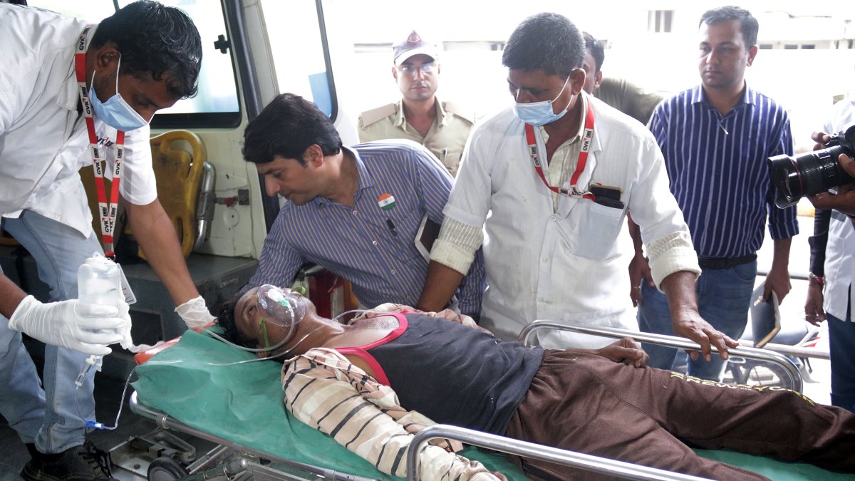 Un afectado por el consumo de alcohol adulterado es atendido por los médicos/  /KRUTIKARAJ SOLANKI