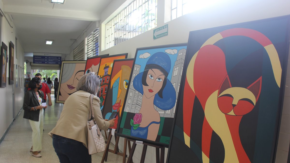 Acción. Son 30 pinturas en total que se exponen en la galería.