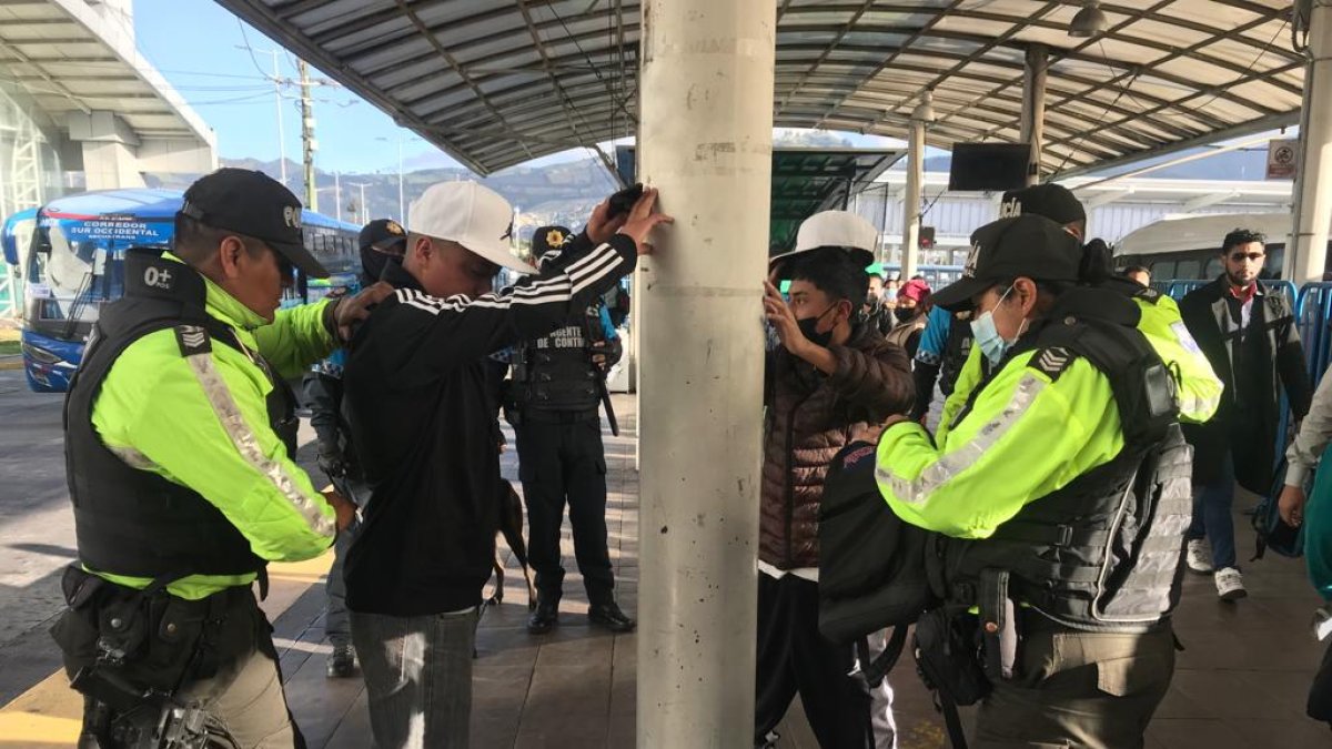 Requisas. Los uniformados revisan a personas con actitud sospechosa que circulan en los andenes del corredor.