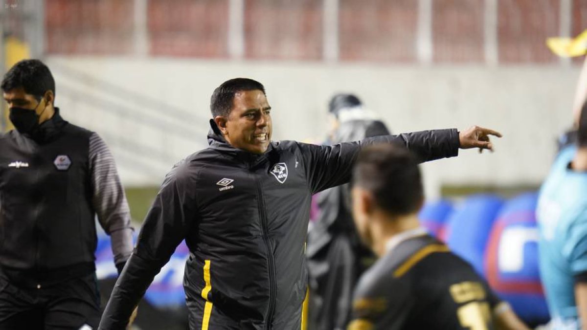 César Farías, entrenador de Aucas.