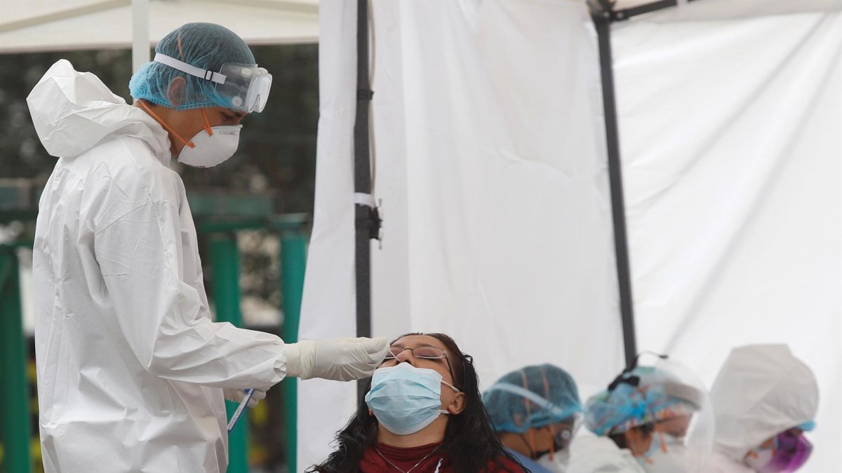 Referencial. Una mujer se realiza una prueba para detectar la covid-19, en una fotografía de archivo.