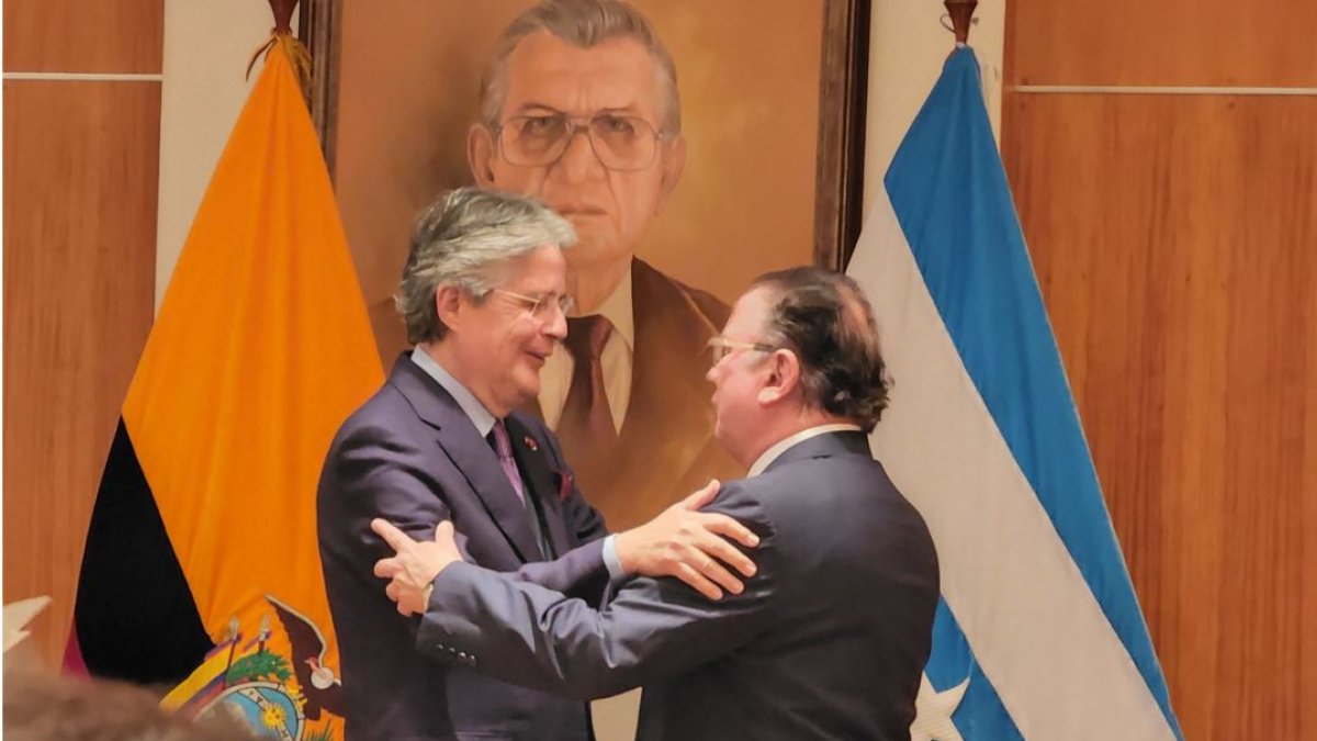 Luego de la condecoración, el presidente Lasso felicita al director de Diario EXPRESO.