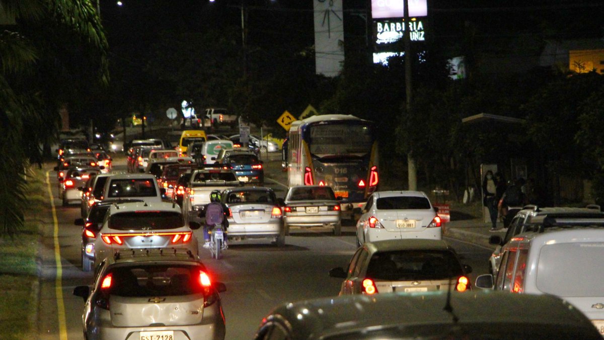 Los moradores pasan más de 20 minutos esperando una oportunidad de cruzar las calles, donde ningún carro da espacio para el cruce de los peatones.