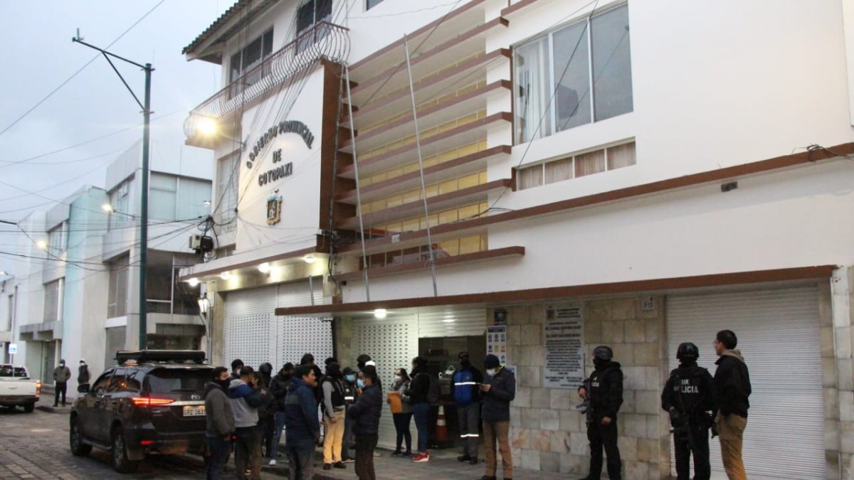 Acción. La Policía y la Fiscalía hicieron varios allanamientos la madrugada de este jueves 28 de julio en Cotopaxi y Pichincha.