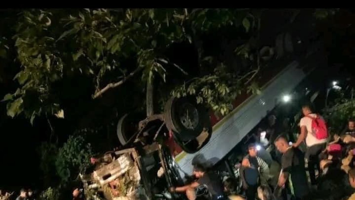 El automotor en el cual se movilizaban más de 80 pasajeros quedó volcado