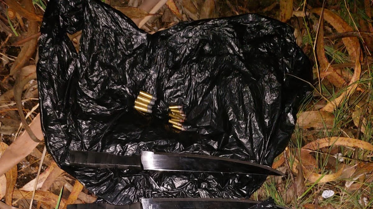 Hallazgo. Miembros de Fuerzas Armadas encontraron armas cortopunzantes en los exteriores de la cárcel de Cotopaxi.