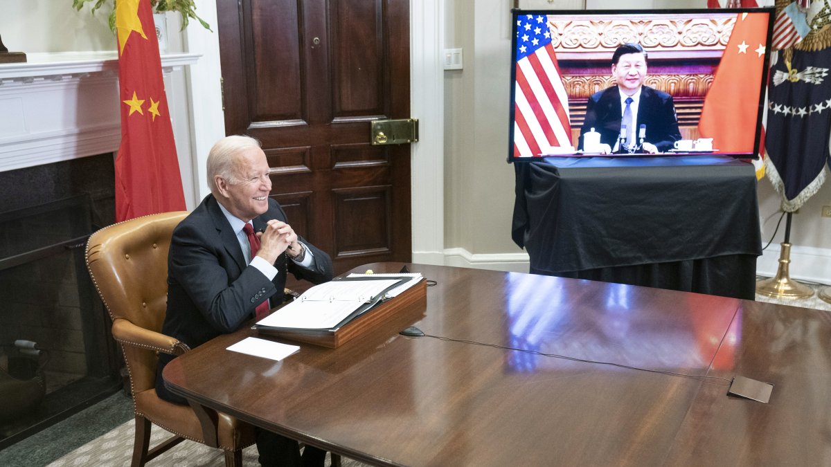 El presidente de los Estados Unidos, Joe Biden, habla en una reunión virtual con el presidente chino, Xi Jinping, en una fotografía de archivo