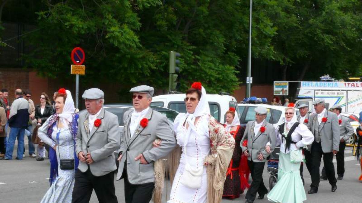 Personas vestidas de chulapos y chulapas (vestimenta tradicional madrileña de la época