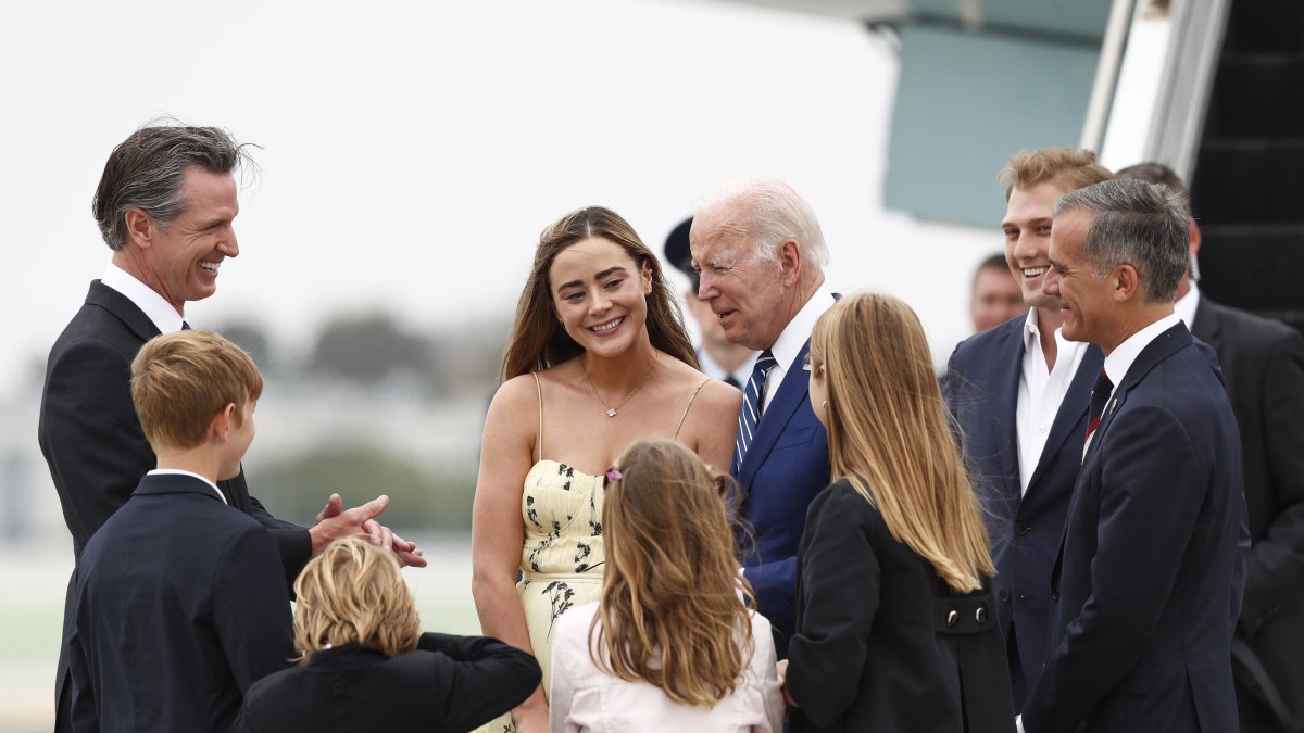 El presidente de Estados Unidos, Joe Biden (d), junto a su nieta Naomi Biden (c), en una fotografía de archivo.