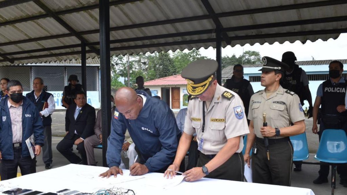 El director del SNAI, Pablo Ramírez y el nuevo director de la cárcel de Santo Domingo, Dennis Murillo firmaron también el acuerdo de paz.