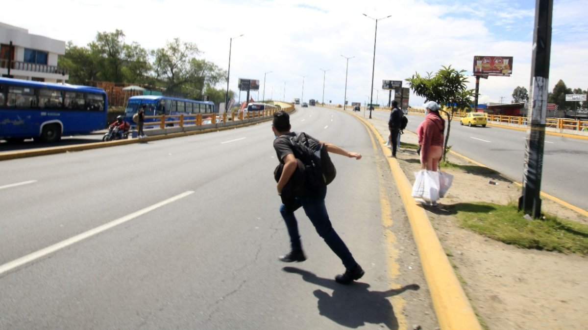 Vive o muere. Los peatones libran una carrera para cruzar avenidas de gran flujo vehicular
