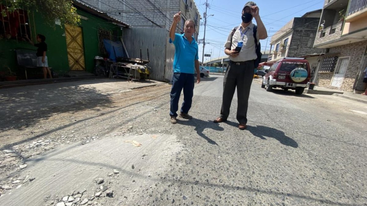 William Gorotiza y Alfaro Bazante aseguran que no soportan más tiempo con las calles dañadas. Ellos piden ayuda