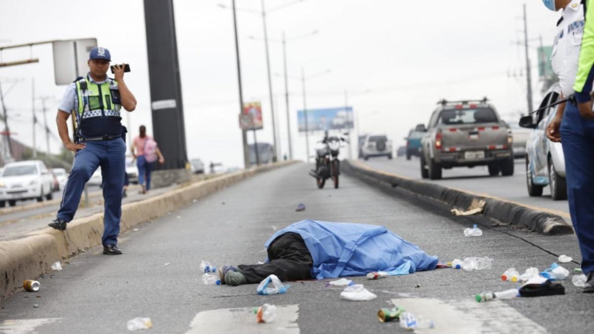 El cuerpo del adulto mayor quedó sobre la calzada, a pocos metros de la moto que lo embistió.