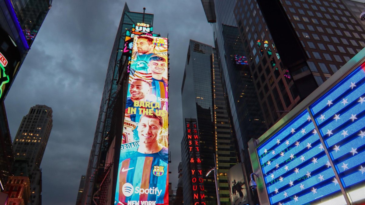 El futbolista del FC Barcelona Robert Lewandowski aparece en un anuncio en Times Square, Nueva York (EE.UU.), este 29 de julio de 2022.