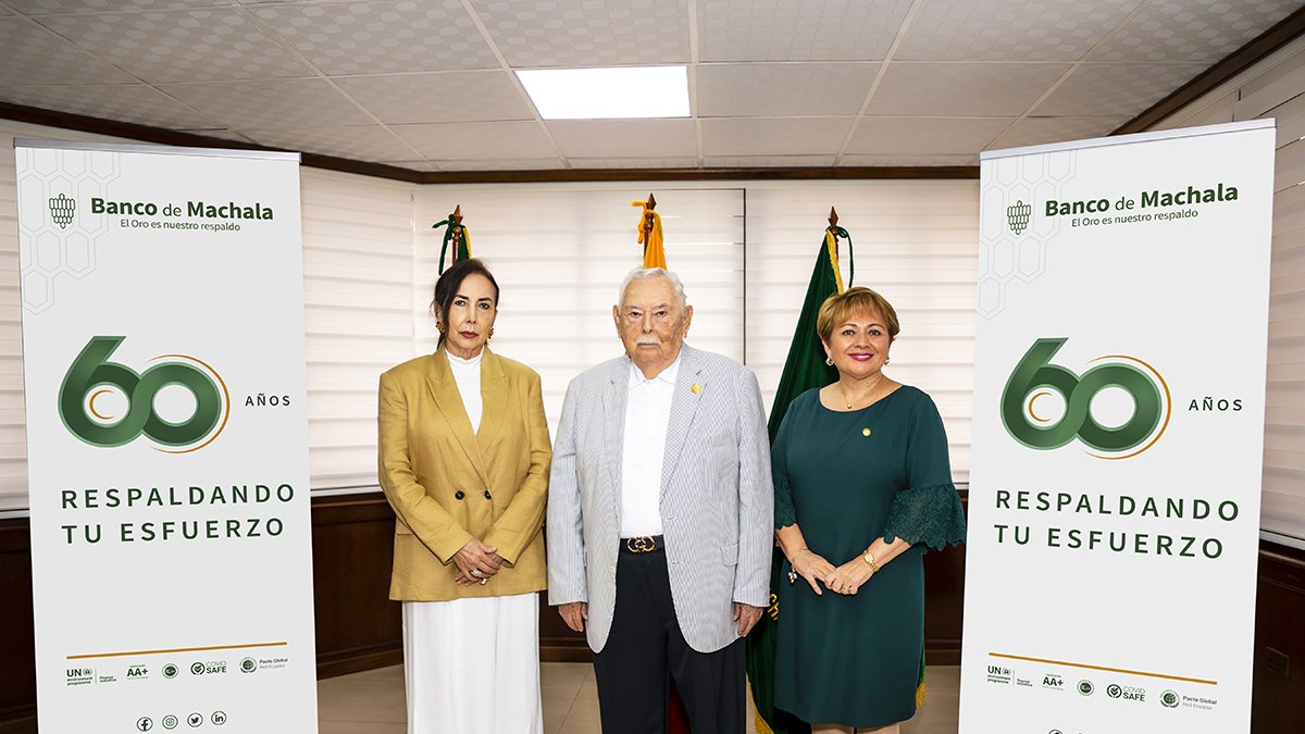 Foto: (de izquierda a derecha) Sra. Jenny Quiñónez de Quirola, Accionista; Dr. H.C. Esteban Quirola Figueroa, Presidente del Directorio de Banco de Machala; Econ. Ma. Eugenia Navarrete, Presidente Ejecutiva Banco de Machala.