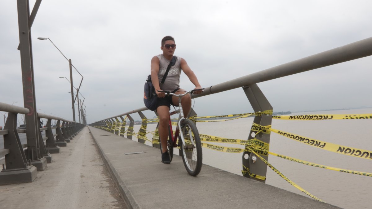 Sustracción. El robo de tapas y barandas son más frecuentes en el puente, lo que incrementa el peligro.