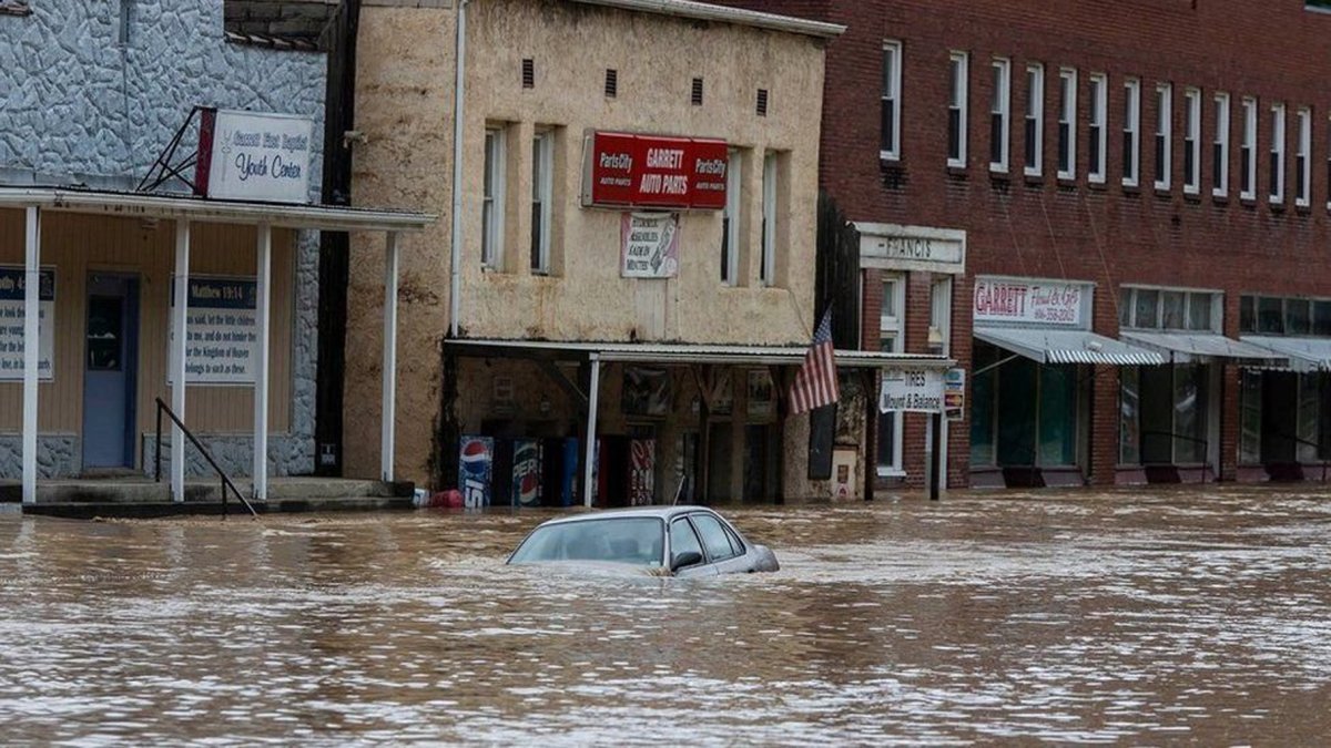 Las calles se han convertido en verdaderos ríos por las intensas lluvias y los afectados se suman por miles en Kentucky (EE.UU.)