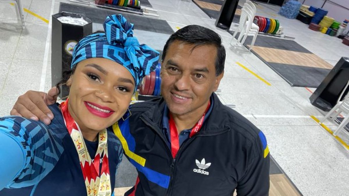Neisi Dajomes luce las tres medallas que conquistó en el Panamericano. Tuvo el apoyo del entrenador Walter Llerena.