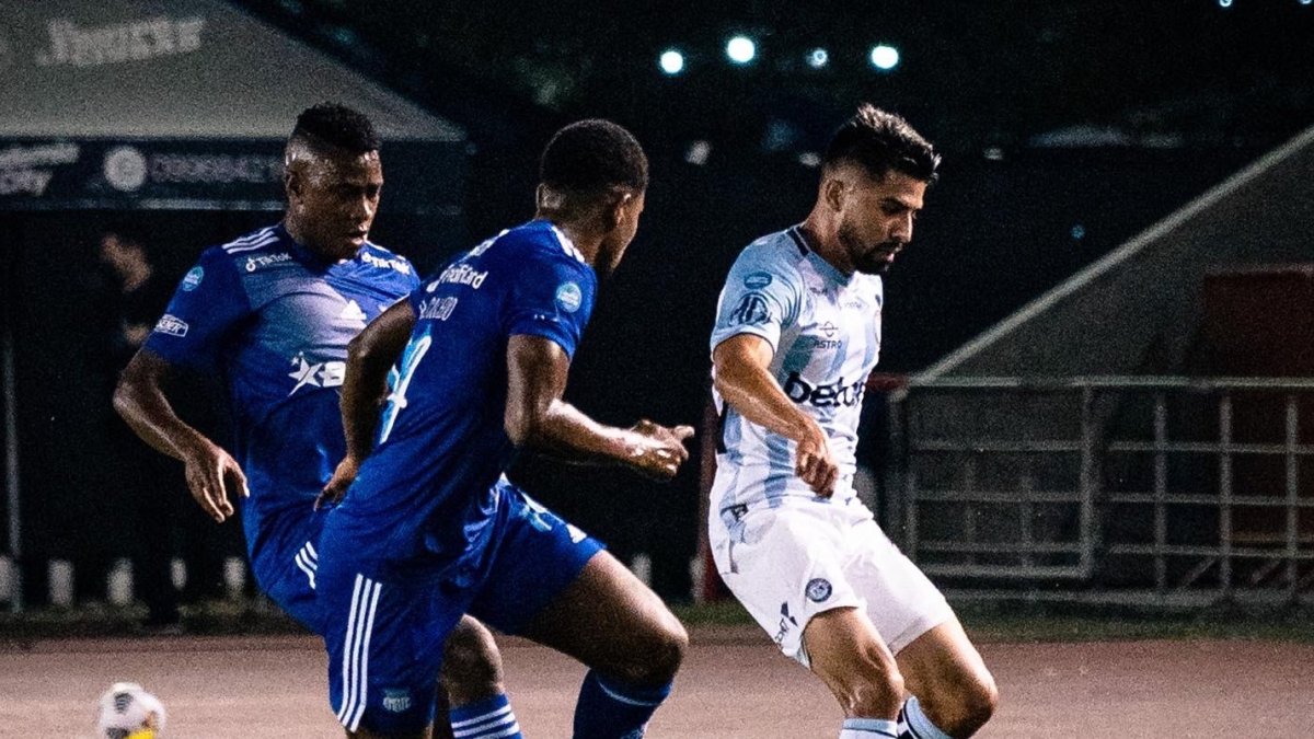 El jugador 'ciudadano' (d) acepta que aún tiene que adaptarse a su nuevo equipo. Quieren que aporte velocidad y desborde a la plantilla.