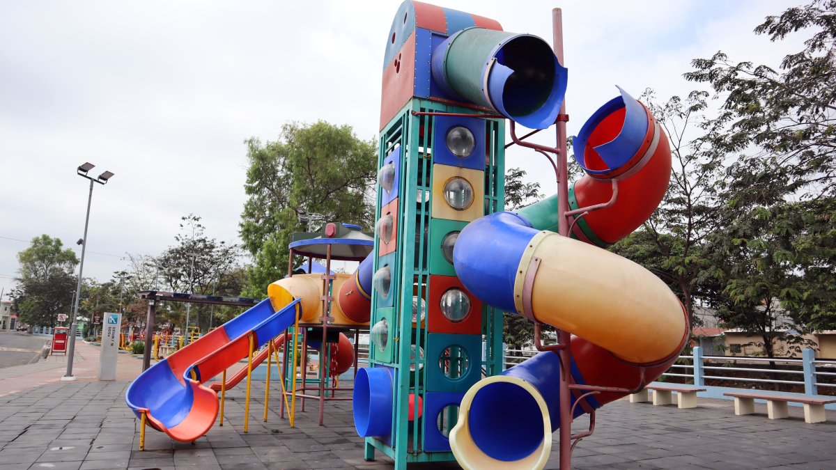 Riesgo. Resulta imposible atreverse a bajar por el tobogán del ‘Malecón de la Familia’ en vista de los daños que tiene. Subirse implicaría caer directo al suelo.