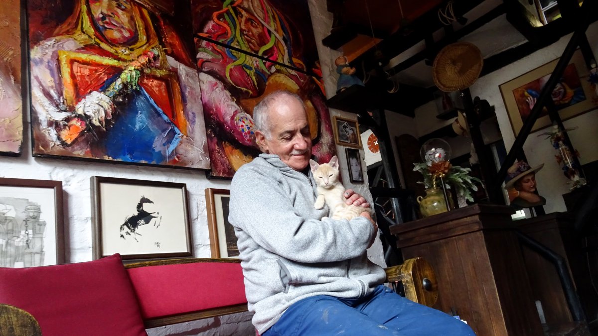 Vida íntima. El artista juega con una de sus mascotas. Su familia la componen su esposa Piedad Guerrero, y sus tres hijas: María, Rocío y Jimena.