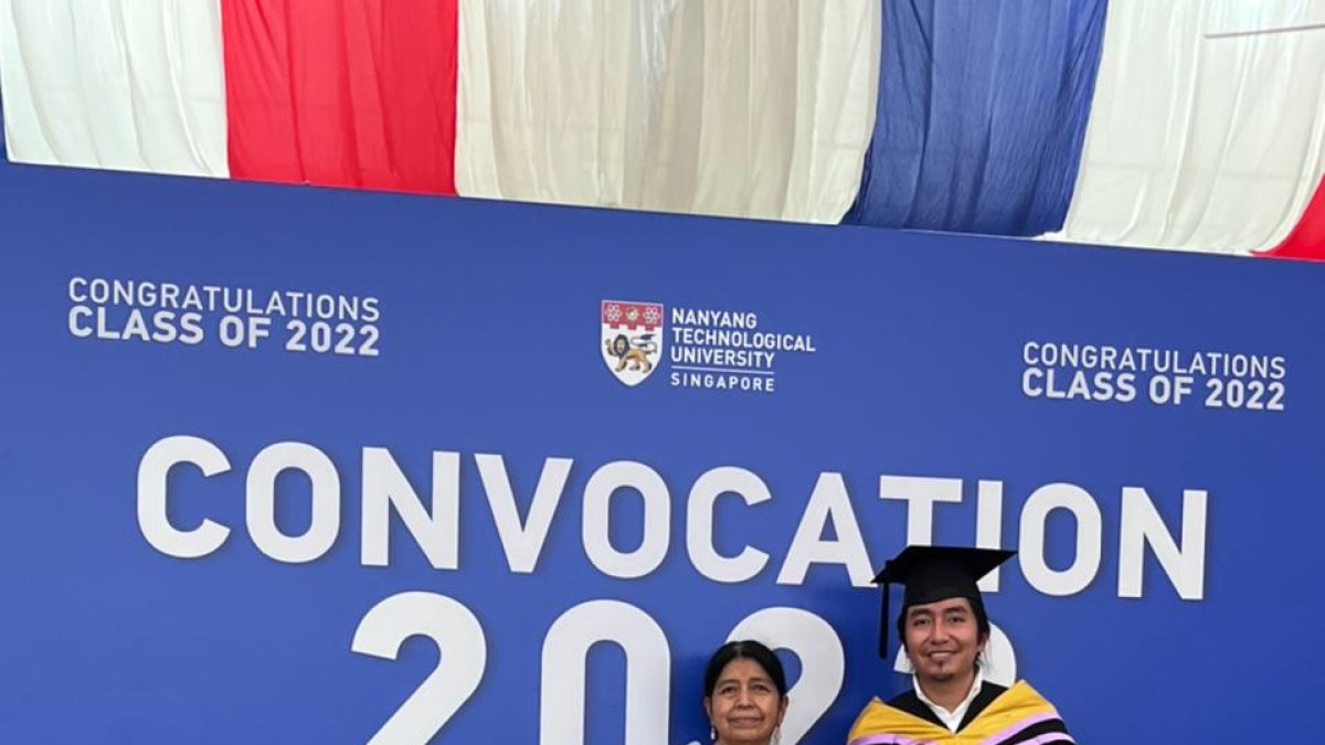 En la última semana de julio de 2022, el otavaleño Felipe Males se graduó en  una maestría de la Universidad Tecnológica de Nanyang, de Singapur.