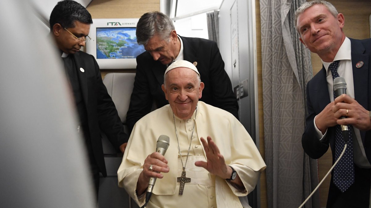 El pontífice a bordo del avión papal.