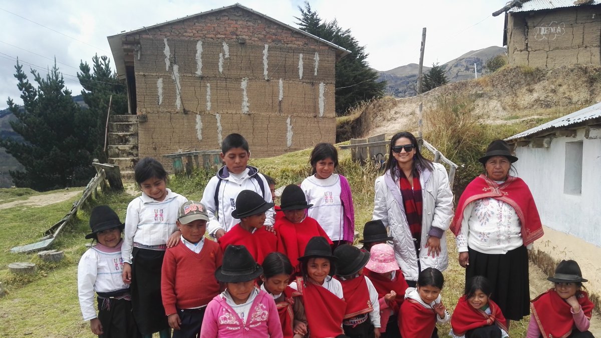 Como parte de su labor en Simiatug, Elizabeth Peña visitaba las escuelas de la parroquia y sus comunidades aledañas.