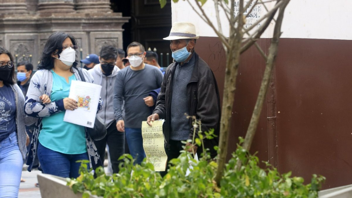 Actividad. Alfredo Guevara busca las maneras de subsistir comercializando lo que puede. A veces logra obtener recursos y otras no le alcanza ni para comer.