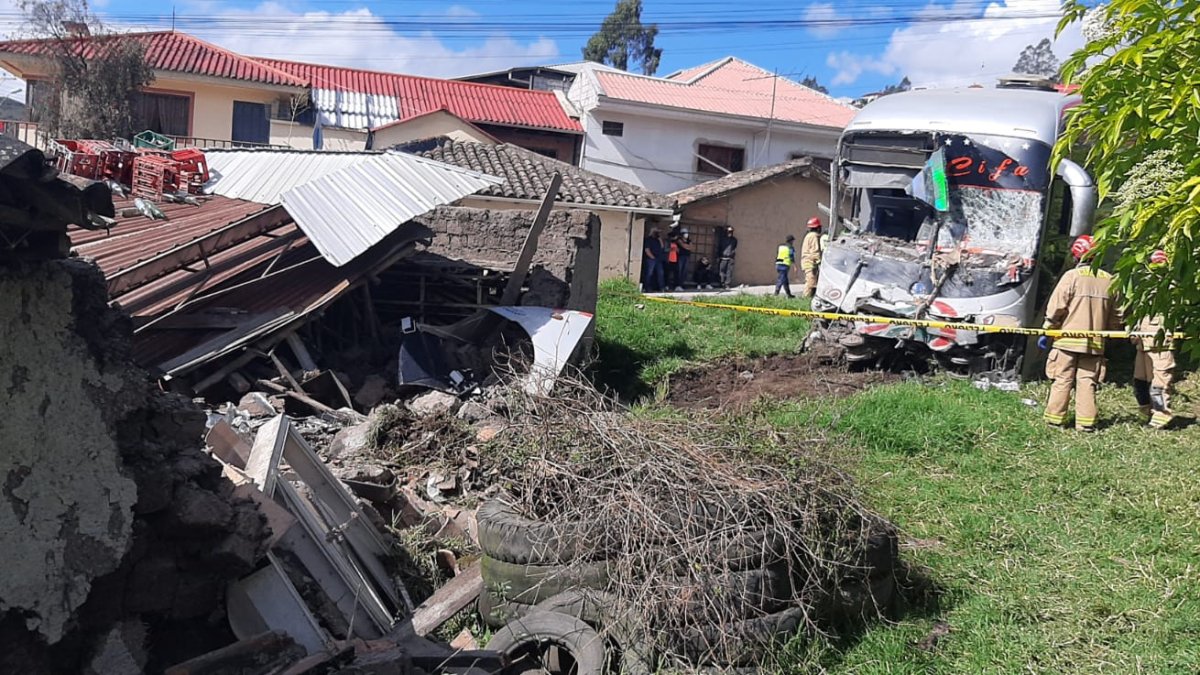 Así quedó el bus en el que se transportaba el equipo orense.