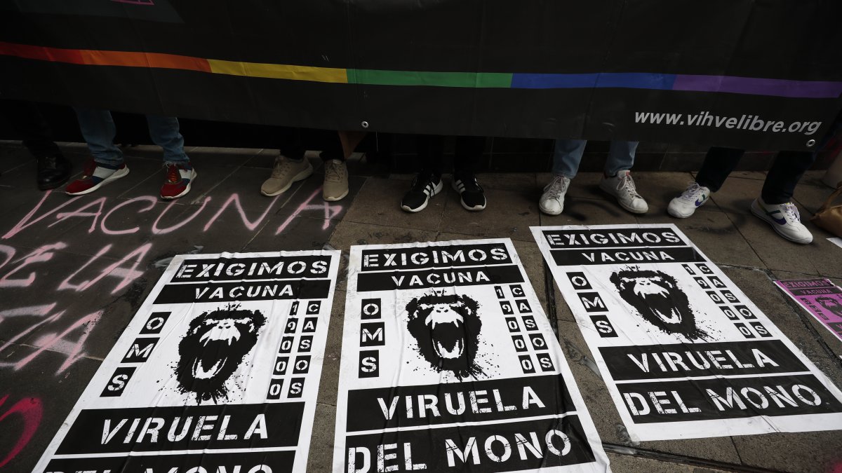 Un grupo de personas se manifiestan para exigir vacunas contra la viruela del mono en Ciudad de México (México)
