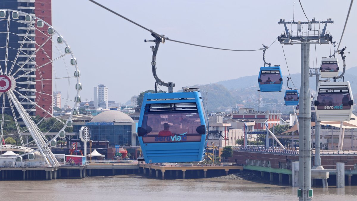 Realidad. Las cabinas circulan con una o dos personas, o a veces no va simplemente nadie en ellas, sobre el río.