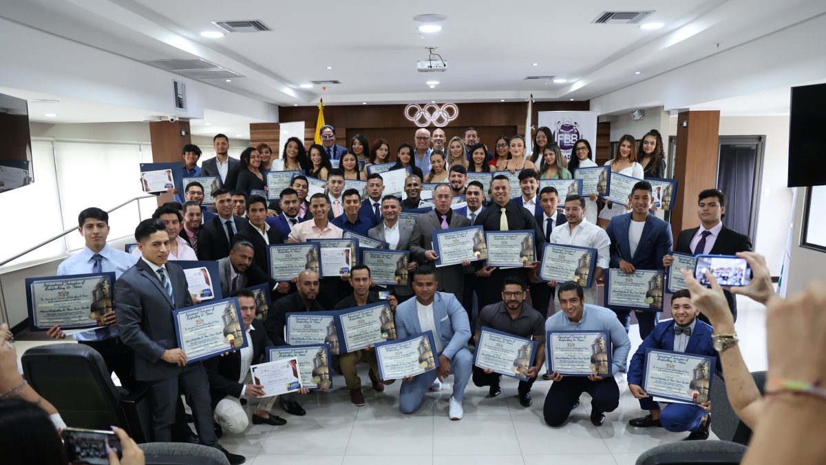 Los nuevos profesionales tras la ceremonia en el auditorio del COE.