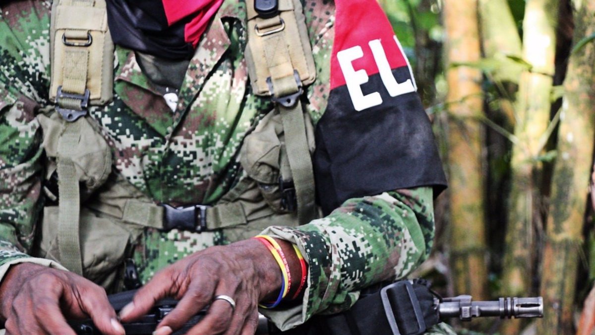 Miembro de la guerrilla del Ejército de Liberación Nacional (ELN) sujetando un arma