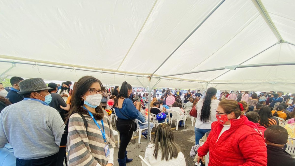 Correísta. En esta foto de su propia cuenta de Twitter, la asambleísta aparece entre los padres que esperan a sus hijos, el 4 de marzo, en el aeropuerto.
