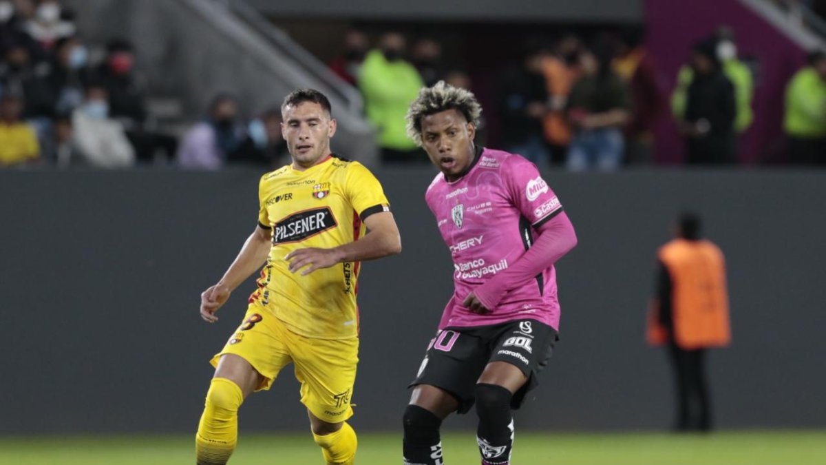 Barcelona e Independiente dividen honores al finalizar el primer tiempo en Quito.