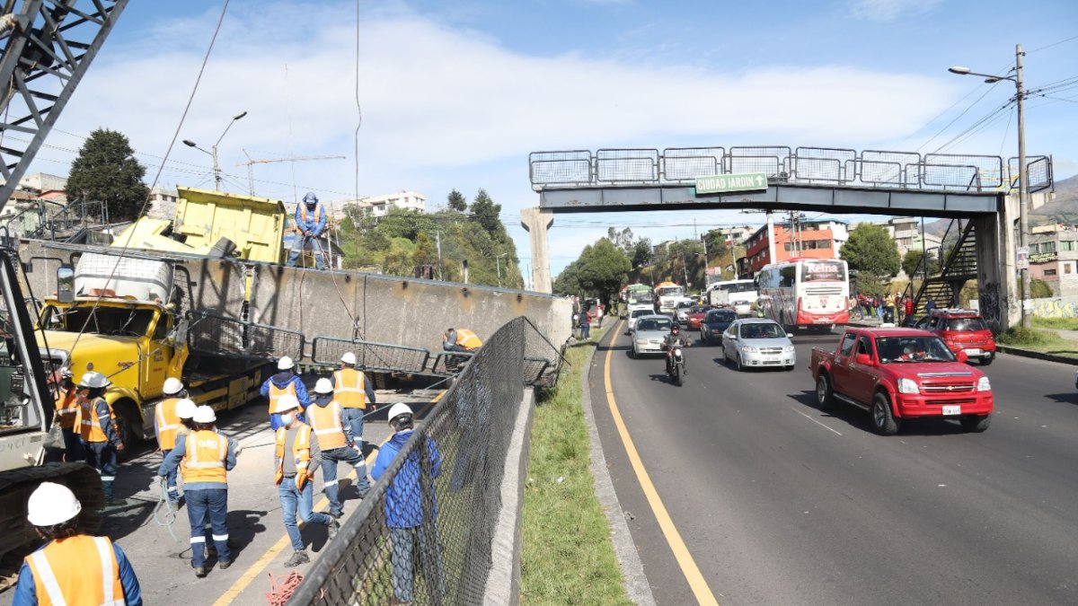 Destrucción. A la altura de la Loma de Puengasí un automotor pesado se llevó el paso peatonal al no calcular su paso por la altura de la estructura.