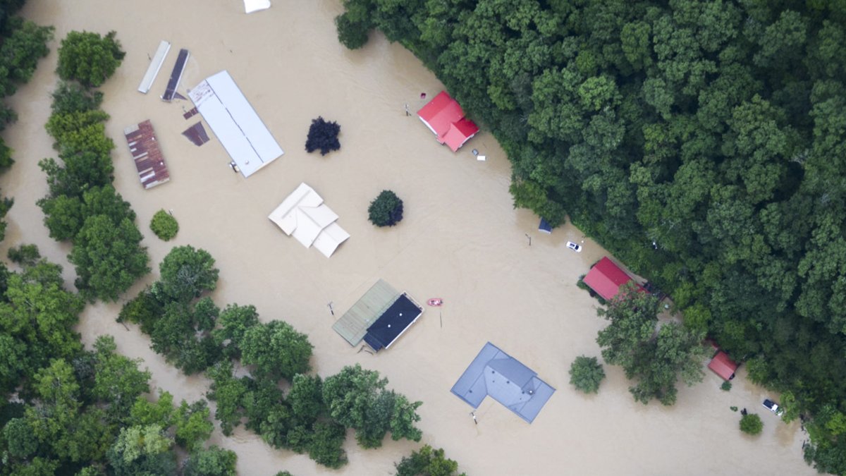 Una foto aérea proporcionada por la Guardia Nacional de Kentucky muestra las operaciones de rescate y la respuesta a las inundaciones repentinas